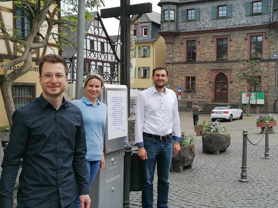 In diesem Jahr muss keiner in der Oberweseler Innenstadt einen Parkschein kaufen: Franziskus Weinert (OGV), Stadtmanagerin Lena Höver und Stadtbürgermeister Marius Stiehl vor einem deaktivierten Parkautomaten. (Foto: Stadt Oberwesel)