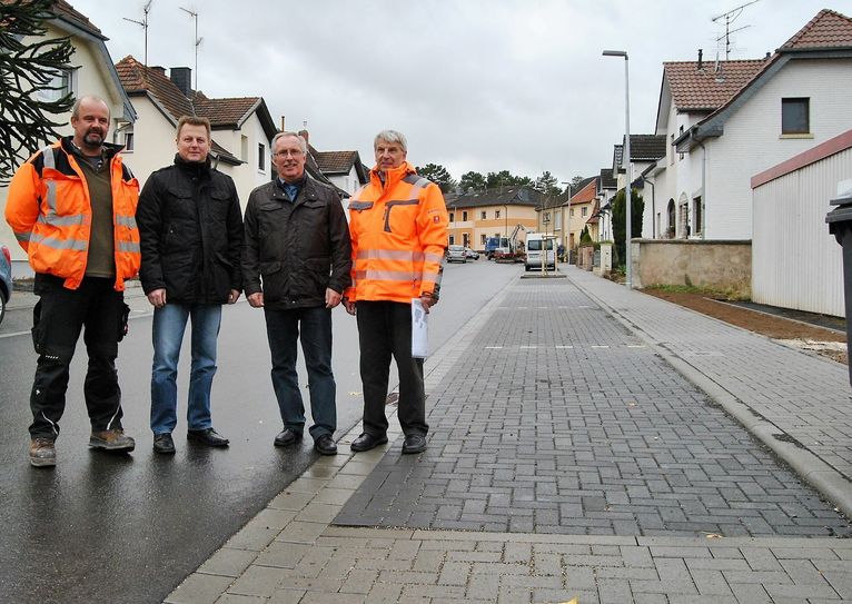 Zufrieden mit dem Abschluss der Sanierung in der Emil-Kreuser-Straße sind (v.l.) Bauleiter Mario Peter, Mario Dittmann und Helmut Schmitz von der Stadt Mechernich sowie Planer Rudi Mießeler. Foto: Renate Hotse/pp/Agentur ProfiPress