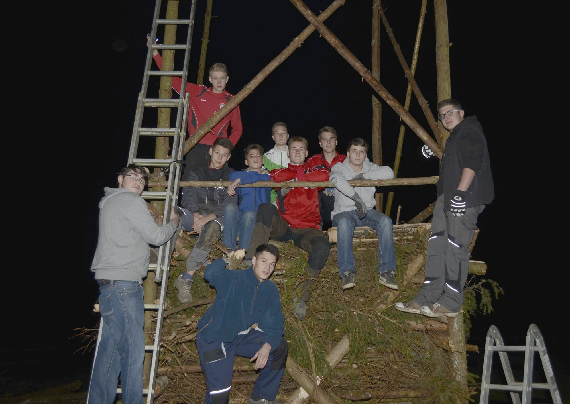 Die Junggesellen aus Olef legen Nachtschichten ein, um das Holz für das Martinsfeuer bis zu einer Höhe von zehn Metern zu schichten. In diesem Jahr treten sie erstmals als »Junggesellenverein Olef«, der sich vor wenigen Tagen gegründet hat, in Erscheinung. mn-Foto