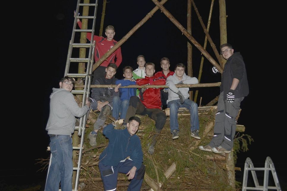 Die Junggesellen aus Olef legen Nachtschichten ein, um das Holz für das Martinsfeuer bis zu einer Höhe von zehn Metern zu schichten. In diesem Jahr treten sie erstmals als »Junggesellenverein Olef«, der sich vor wenigen Tagen gegründet hat, in Erscheinung. mn-Foto