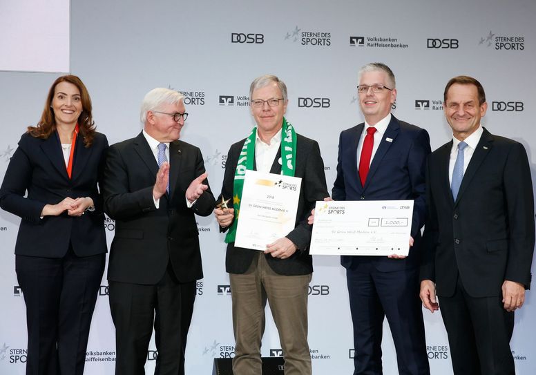 Auch der vierte Platz ist ein Gewinnerplatz (von links): Marija Kolak, Präsidentin des Bundesverbandes der Deutschen Volksbanken und Raiffeisenbanken, Bundespräsident Frank-Walter Steinmeier, Franz Oberhausen, SV Müden, Thomas Welter, Vorstand Raiffeisenbank Eifeltor, und Alfons Hörmann, Präsident des Deutschen Olympischen Sportbundes (DOSB).