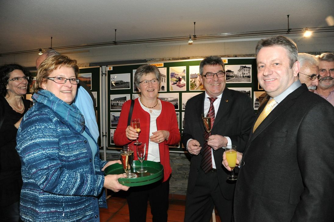 Ortsbürgermeister Burkhard Graul (Mitte) mit Georg Klein (rechts), der als Beigeordneter der Verbandsgemeinde Bürgermeister Marc Hüllenkremer vertrat, sowie Ehefrau Petra Graul und Inge Breit (v.l.) beim Neujahrsempfang in Thalfang. Foto: SCHMIEDER