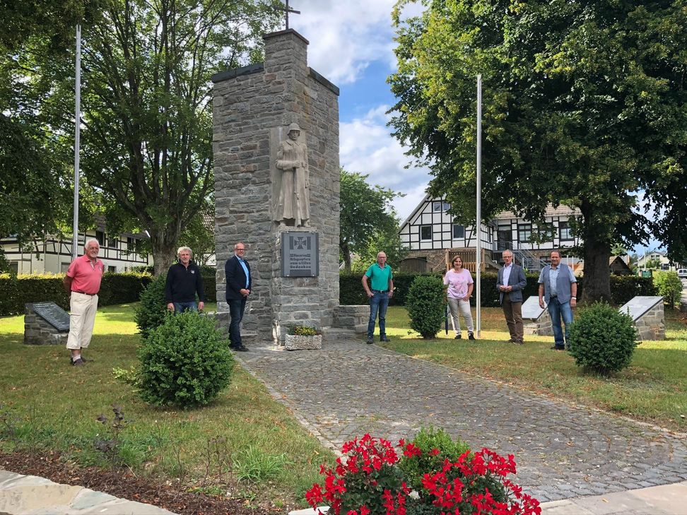 Beteiligte Eicherscheider Ehrenamtler um Ortsvorsteher Günter Scheidt (r.) und Vertreter der Gemeinde Simmerath vor dem restaurierten Ehrenmal. Foto: T. Förster