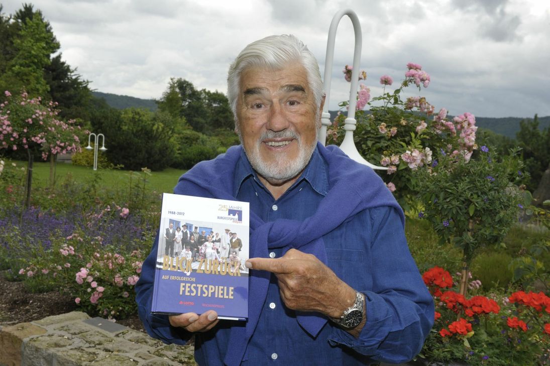 Begeisterung für das Buch »25 Jahre Burgfestspiele Mayen«, das der WochenSpiegel veröffentlichte. Archiv-Foto: Seydel