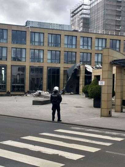 Sturmböen haben das Dach der Stadthalle in Bitburg beschädigt. Foto: Polizei