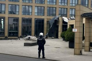 Sturmböen haben das Dach der Stadthalle in Bitburg beschädigt. Foto: Polizei