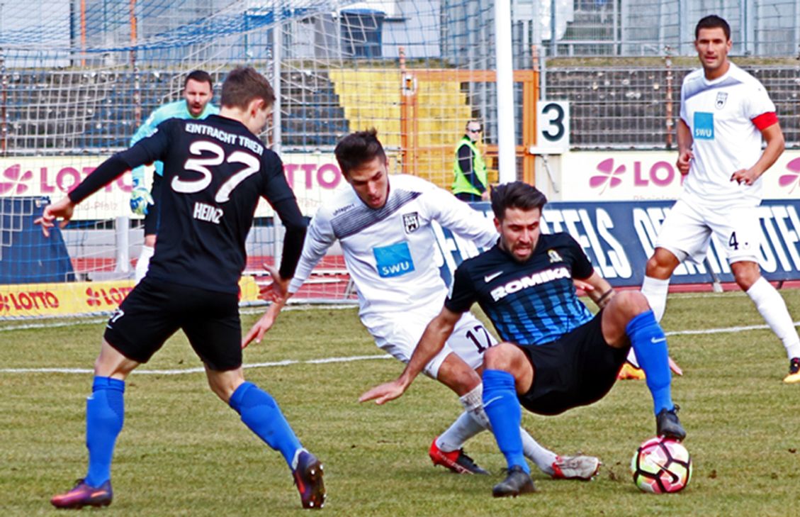 Zweikampfstark – so wie hier gegen den SSV Ulm – wollen die Trierer auch gegen TuS Koblenz agieren. Foto: Krist