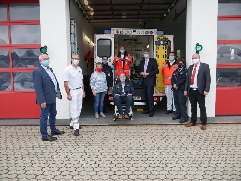 Die offizielle Indienststellung des neuen RTW in Arzfeld (v.l.n.r.) Ortsbürgermeister Walter Heinisch, Rettungswachenleiter Michael Newen, PRK-Präsidentin Monika Fink, Vizepräsident Moritz Petry, Rettungssanitäter Matthias Hermans, Bürgermeister Andreas Kruppert (sitzend), Bundestagsabgeordneter und stellv. DRK-Ortsvereinsvorsitzender Patrick Schnieder, Notfallsanitäter Andreas Scharbillig, Polizeioberkommissarin Tautges und DRK-Kreisgeschäftsführer Rainer Hoffmann.