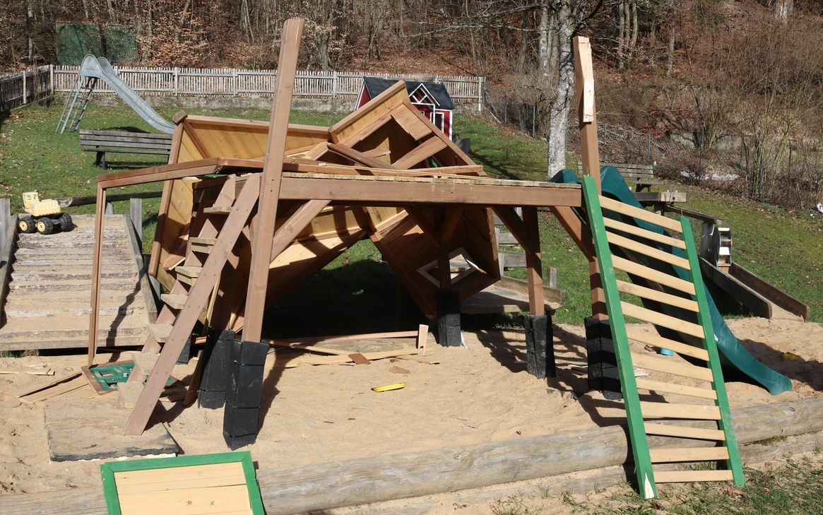 Die Polizei hat zwei tatverdächtige Jugendliche identifiziert, die  in Schönecken den Spielplatz zerstört haben sollen. Foto: Archiv