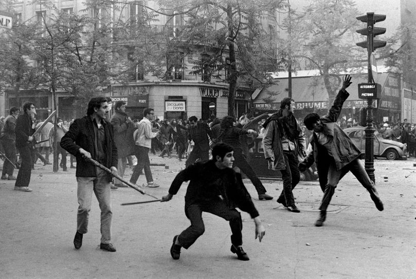 Auf dem Boulevard Saint-Germain bewerfen Studenten die Polizei mit Wurfgeschossen. Foto: Bruno Barbey / Magnum Photos