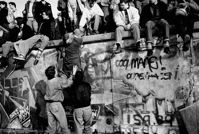 Das wohl bewegendste europäische Ereignis für uns Deutsche: Der Fall der Berliner Mauer 1989, der den kalten Krieg und die Zweiteiligung Deutschlands beendete und den europäische Kontinent vereinte. Foto: Mark Power / Magnum Photos