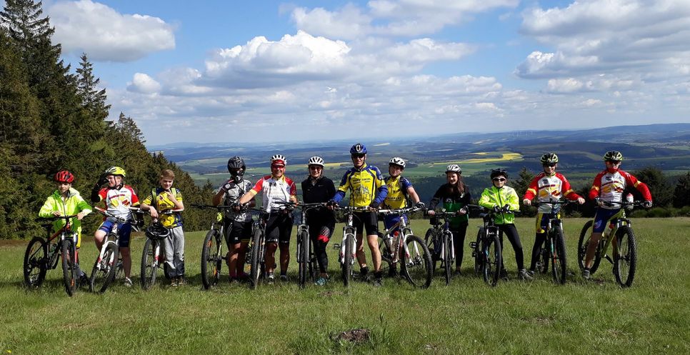 In einer ersten gemeinsamen Trainingsfahrt bezwingen die Teams des Jugendhofs Martin Luther King in Wolf und des Gymnasiums Traben-Trarbach den Idarkopf. Foto: Michael Herder