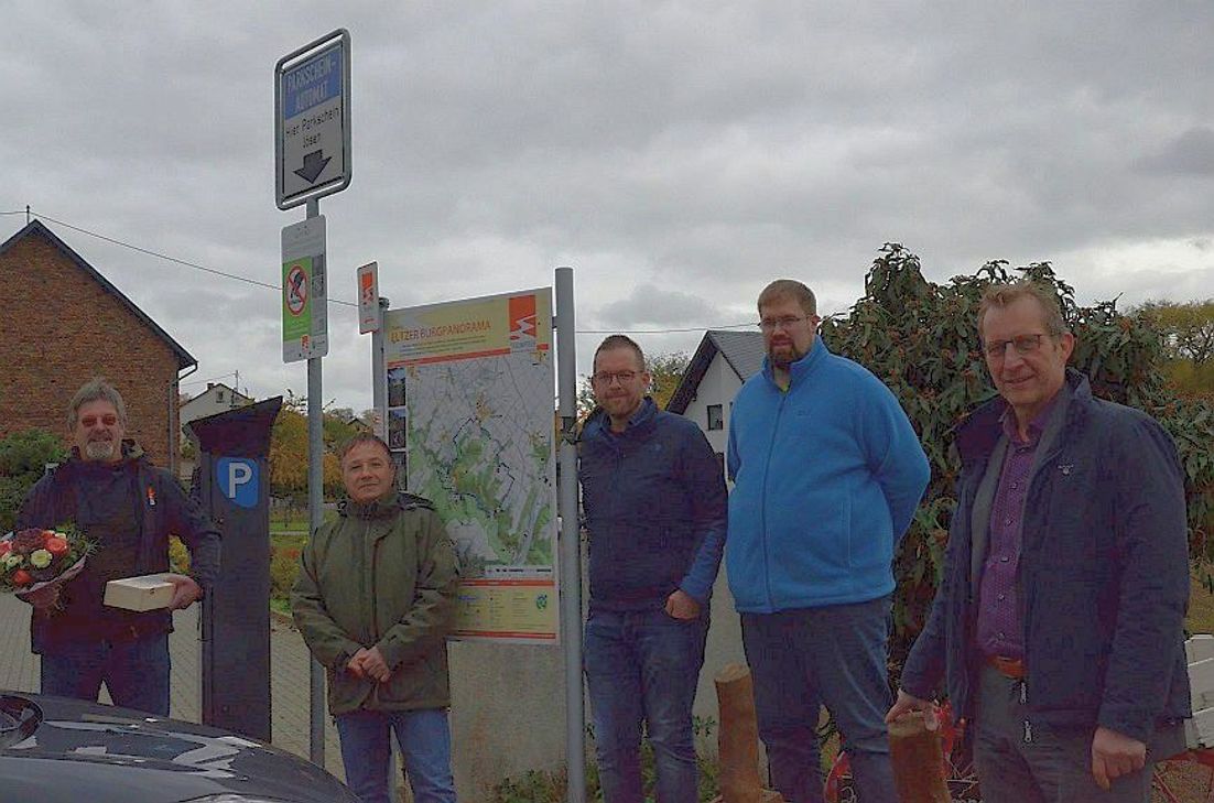 VG-Bürgermeister Maximilian Mumm (rechts) verabschiedete Hans Röser (links) und begrüßte Thomas Klütsch (2. v. l.) als neuen Wegepaten des Traumpfads "Eltzer Burgpanorama".