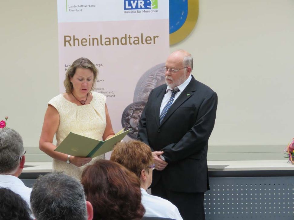 Große Ehre für Jürgen Siebertz der nun für sein Engagement im Simmerather Rathaus gewürdigt wurde.