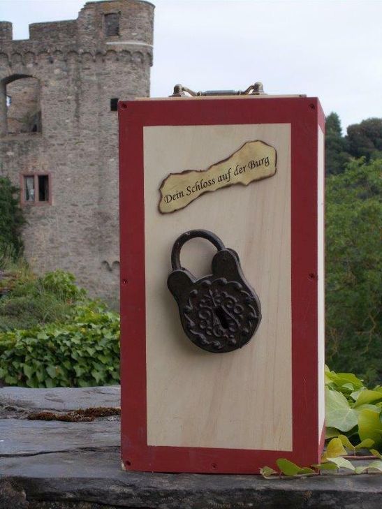Auf der Burgruine wurden 20 Schlösser versteckt.