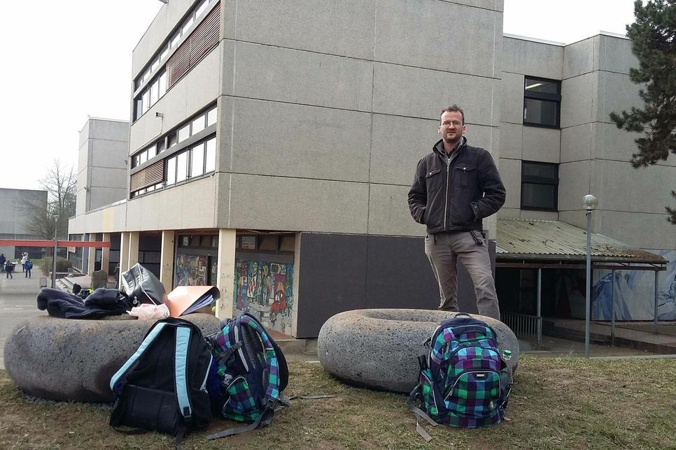 Der Trierer Künstler Sebastian Böhm und seine "Riesen-Donuts", die am FSG als Sitzgelegenheit dienen. Foto: Gebäudewirtschaft.