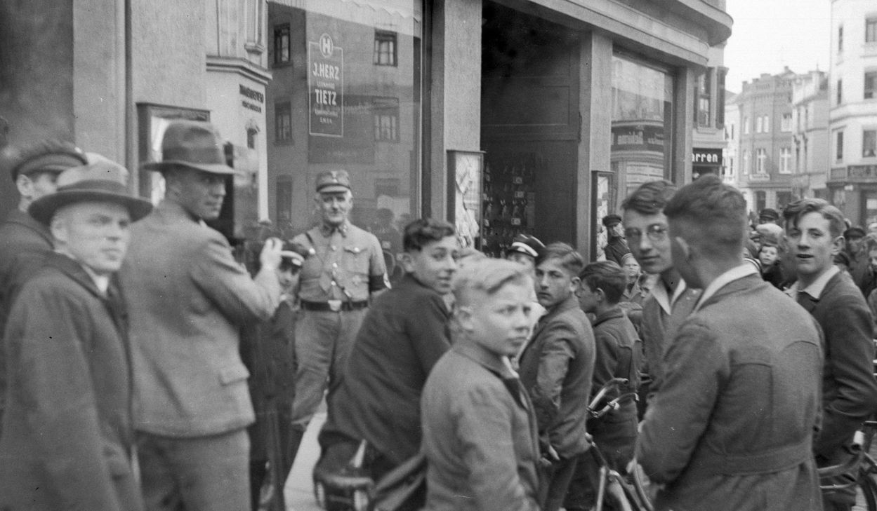 Historische Dokumente aus einer finsteren Stunde Deutschlands. Das Bild zeigt den »Boykott-Tag« am 1. April 1933 in Euskirchen.