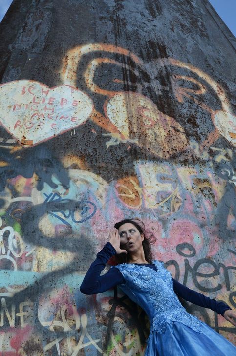 Die Wuppertaler Künstlerin Caroline Keufen entführt mit einer literarisch-musikalischen Performance und szenischen Begehung in eine fremdartige Eigenwelt.