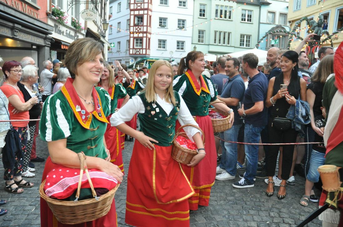 Auftakt war ein kleiner, feiner, farbenfroher Festzug auf den Marktplatz.