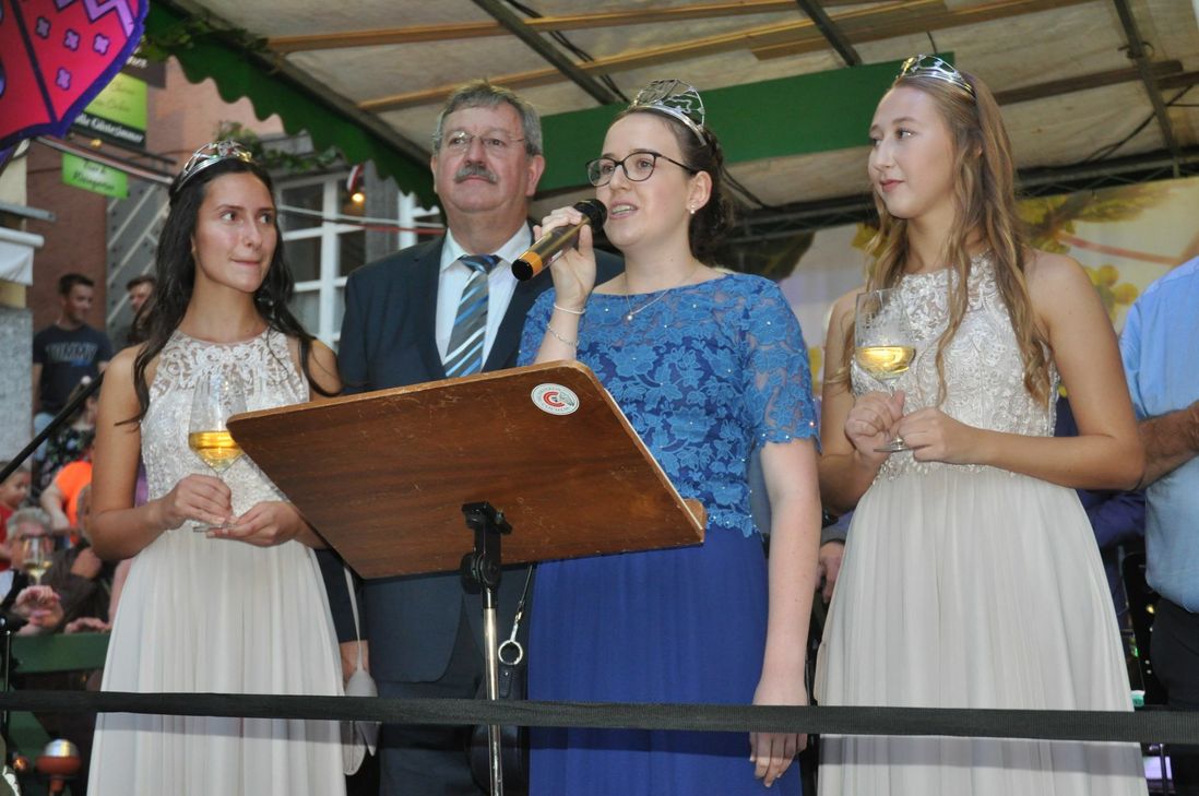 Stadtbürgermeister Walter Schmitz mit Weinkönigin Lisa II. und den Weinprinzessinnen Lorena (links) und Gina.