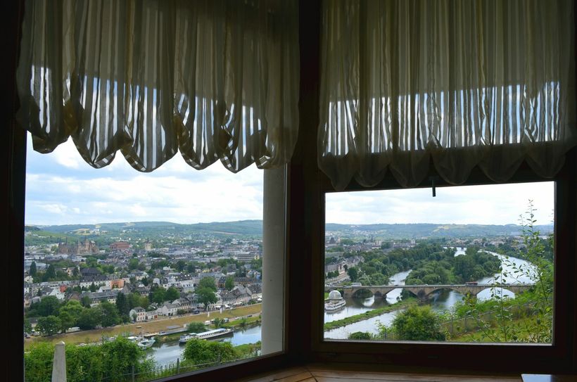 Was für eine Aussicht! Blick aus dem Weisshaus-Anbau auf das Trierer Stadtpanorama Foto: Neumann
