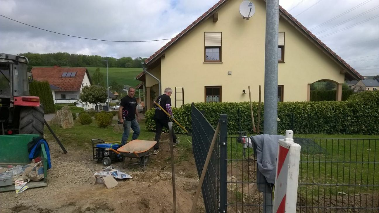 Der alte Zaun sowie alle maroden Geräte des Spielplatzes Aach/Hohensonne wurden mit Unterstützung von Eltern, Kindern und Anwohnern demontiert.  Foto: FF