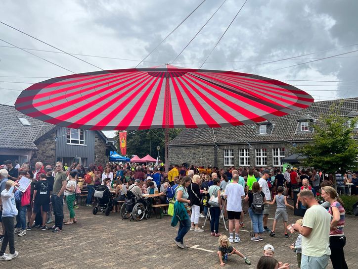 Ein schmucker Fallschirm überdacht den Konzener Dorfplatz und sorgt für eine schöne Atmosphäre.