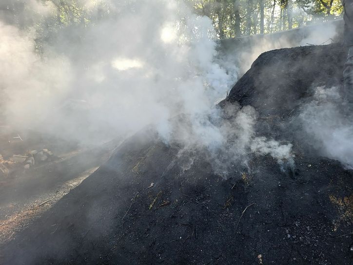 Die Sauerstoffzufuhr durfte auch beim Minimeiler 2023 nicht hermetisch abgeriegelt, musste aber minutiös überwacht werden. Samstag und Sonntag, 7. und 8. Oktober, stehen Holzkohlenernte und Loheschälen auf dem Programm. Der Weg zum Meiler und den Parkplätzen ist in Düttling ausgeschildert.