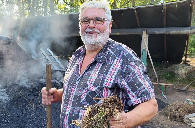 Gerd Linden versteht sein Köhlerhandwerk seit fast 40 Jahren, wie Buchen gefällt, auf Stücke geschnitten, gerissen und zu Meterscheiten gespalten, kunstvoll kreisförmig aufgestapelt und mit Waldgrassoden abgedeckt werden.