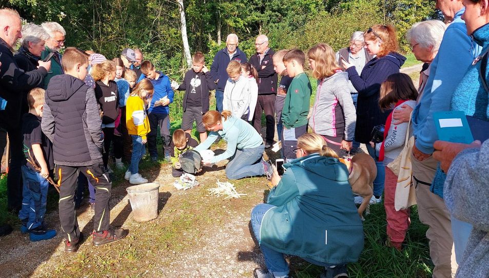 Beim Entzünden des Meilers mit Hilfe von im Parabolspiegel gebündelter Sonnenstrahlen am letzten Septembersamstag war auch der Mechernicher Vize-Bürgermeister Günter Kornell (rechts im Hintergrund) zugegen, ebenso eine Menge Kinder und Schaulustige.