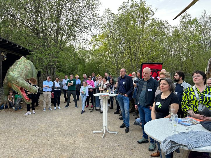 Gäste bei der Eröffnung der Raubsaurier-Ausstellung im Dinosaurierpark Teufelsschlucht