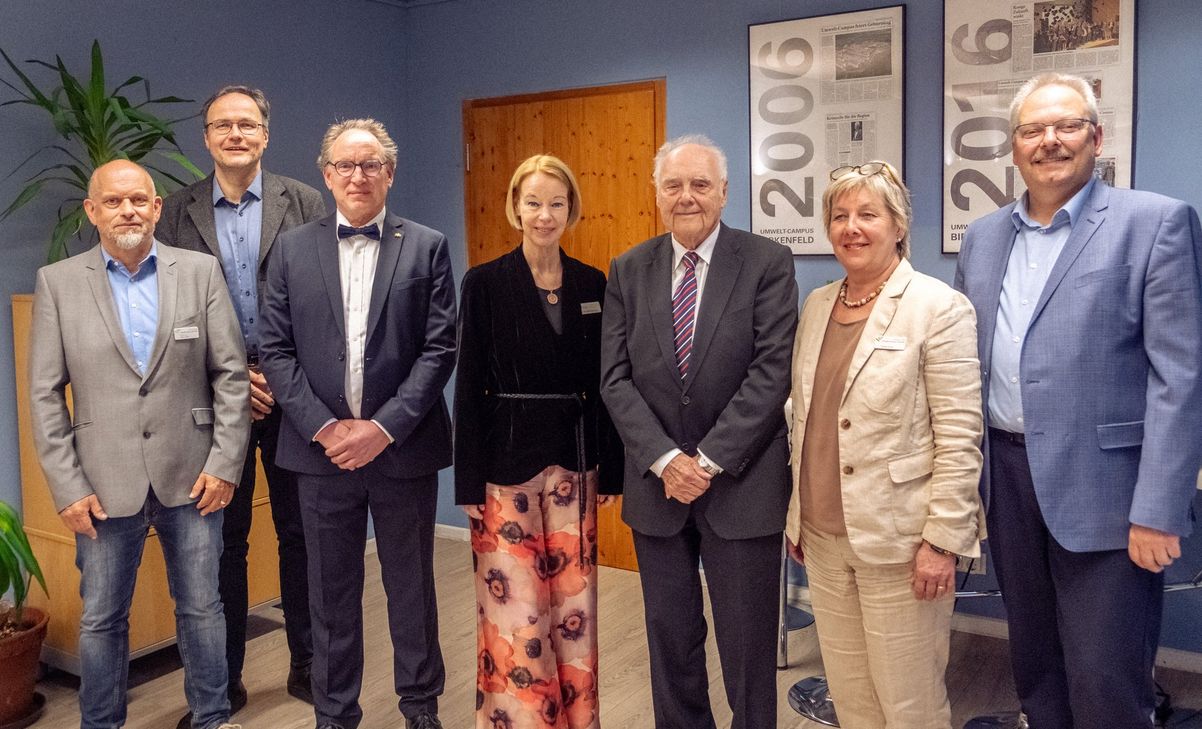 Der Umwelt-Campus Birkenfeld der Hochschule Trier ehrte im Rahmen einer Feierstunde mit Dr. Ernst Theilen und Prof. Dr.-Ing. Klaus-Uwe Gollmer gleich zwei Persönlichkeiten, die sich in herausragender Weise um das Gemeinwohl und den Umwelt-Campus verdient gemacht haben.