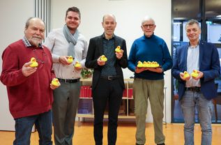Präsentation der mit Losnummern versehenen Rennenten.