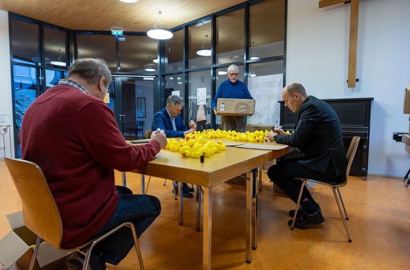 Auftragen der Losnummern auf den Enten.