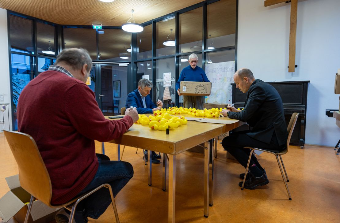 Auftragen der Losnummern auf den Enten.