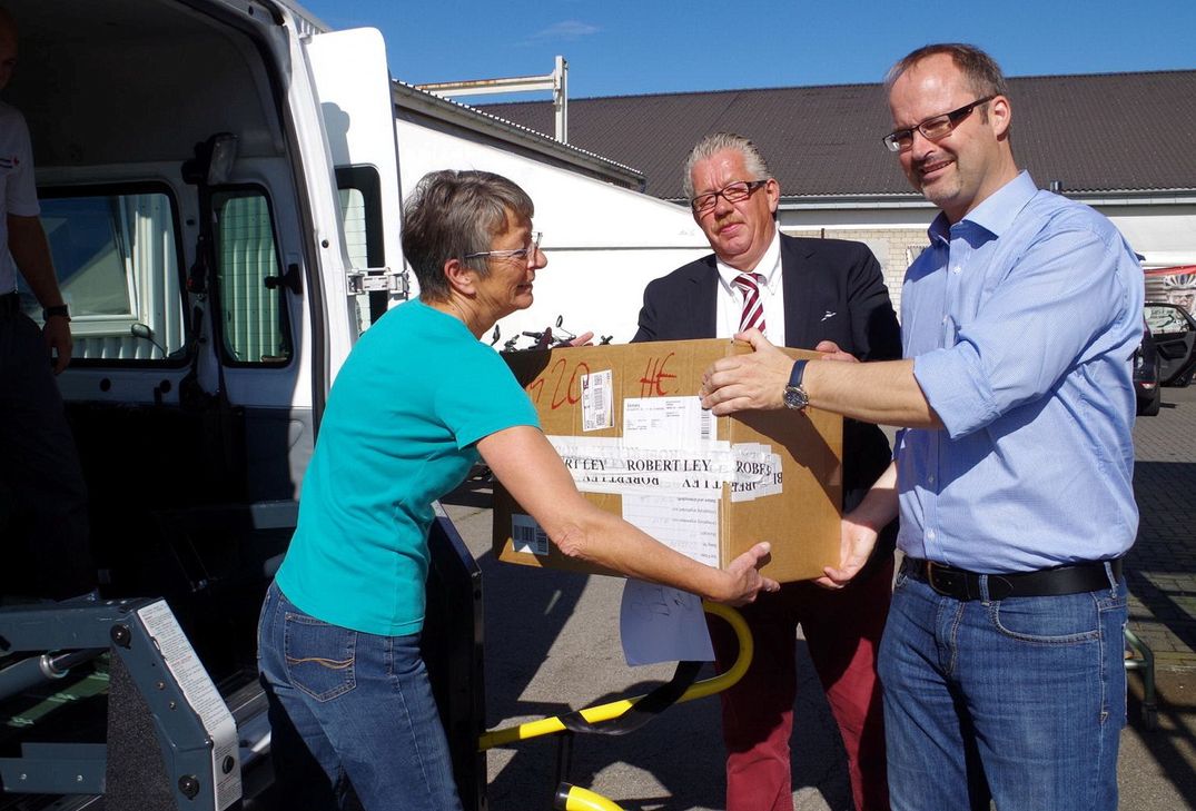 Das Rote Kreuz bittet in der kalten Jahreszeit um dringend benötigte Kleiderspenden. Hier nahm Kreisverbands-Geschäftsführer Rolf Klöcker vor ein paar Jahren eine Spende des Bekleidungsgeschäftes Robert Ley an.