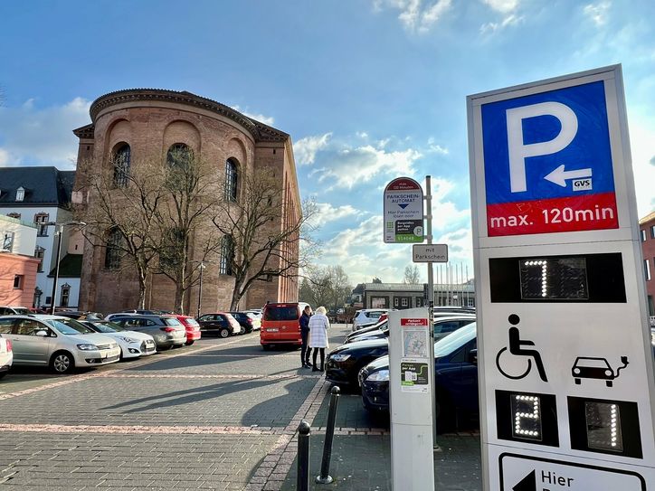 In der Kritik steht unter anderem der Verlust an Parkplätzen wie hier an der Basilika, wo jetzt nur noch Anwohner ihr Auto abstellen dürfen.