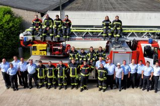 Alle 17 Teilnehmerinnen und Teilnehmer haben den Grundausbildungslehrgang erfolgreich absolviert und dürfen sich ab sofort Feuerwehrmann oder Feuerwehrfrau nennen. Boppards Bürgermeister Jörg Haseneier (vorne, 6. von rechts) überreichte ihnen die Ernennungsurkunde.