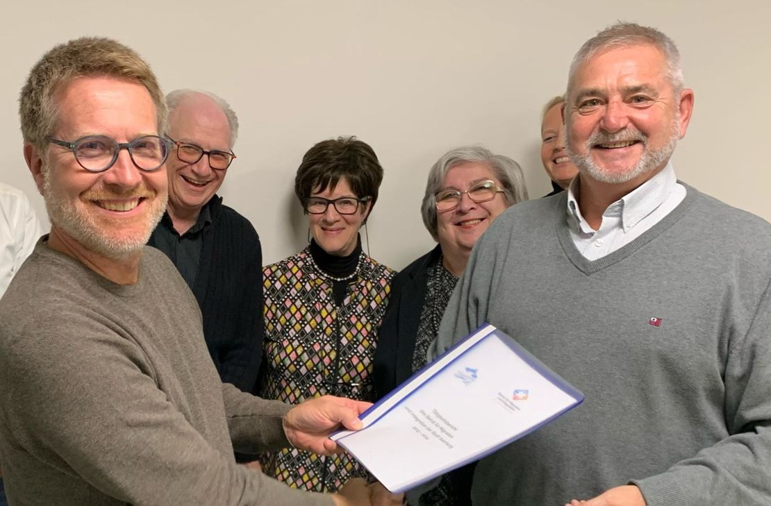 Stadtbürgermeister Andreas Reymann und Karl-Josef Zimmer im Vordergrund,  Jack und Irene Weil, Elena Schritter und Machteld Woudsma-Stevens im Hintergrund.