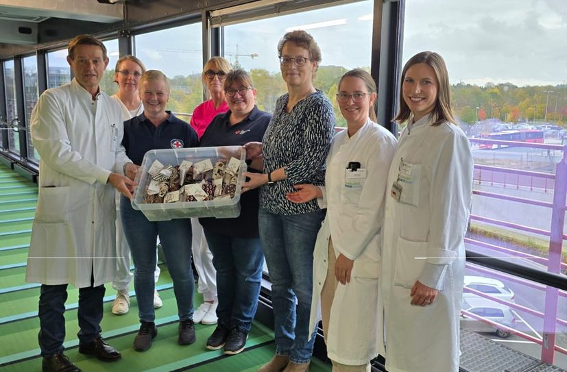 Die »Mützenmacher« übergaben 40 Chemomätzen an das Brustzentrum im Klinikum Aachen.