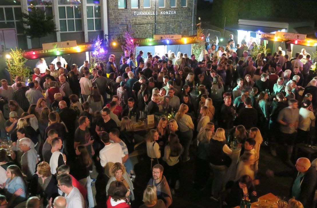 Der Dorfplatz in Konzen ist voller Besucher, wenn der Muiskverin zum Weinfest lädt.