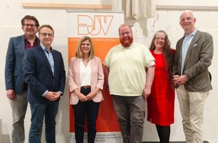 Simon Santschi (Leiter EKA), Dr. David Sirakov (Referent AA), Jennifer Schöpf-Holweck (Hauptgeschäftsführerin IHK), Kulturdezernent Markus Nöhl, Sabine Krösser (Vorsitzende DJV-Bezirksverband Trier) und Oberbürgermeister Wolfram Leibe