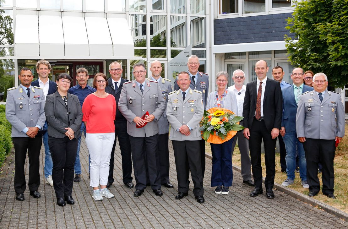 Vordere Reihe Mitte (5. von links): Oberstleutnant a.D. Kristian Schaum, Ehefrau Sabine Schaum, Landrat Volker Boch; hintere Reihe: 5. von links Oberst Stefan Weber, Kommandeur des Landeskommandos Rheinland-Pfalz.
