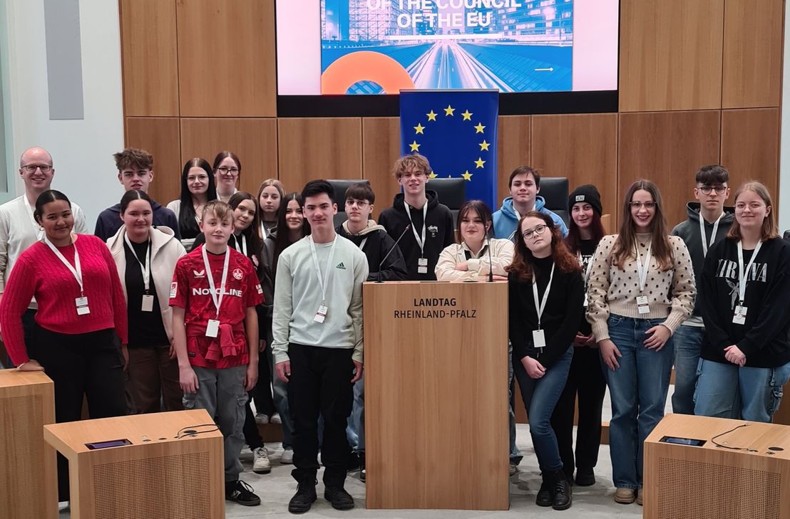 Schüler aus Klassenstufe 10 der IGS Salmtal im Mainzer Landtag.