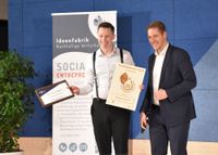 Niclas Cronenberg (li.)nahm den Hauptpreis für das Unternehmen Takasago Europe GmbH mit Sitz in Zülpich aus der Hand des Landrats Markus Ramers entgegen.