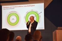 Einen Impulsvortrag zum Thema „Zukunftsfähigkeit durch Entrepreneurship“ hielt Prof. Dr. Stephan Hankammer von der Alanus Hochschule für Kunst
und Gesellschaft, Alfter bei Bonn.