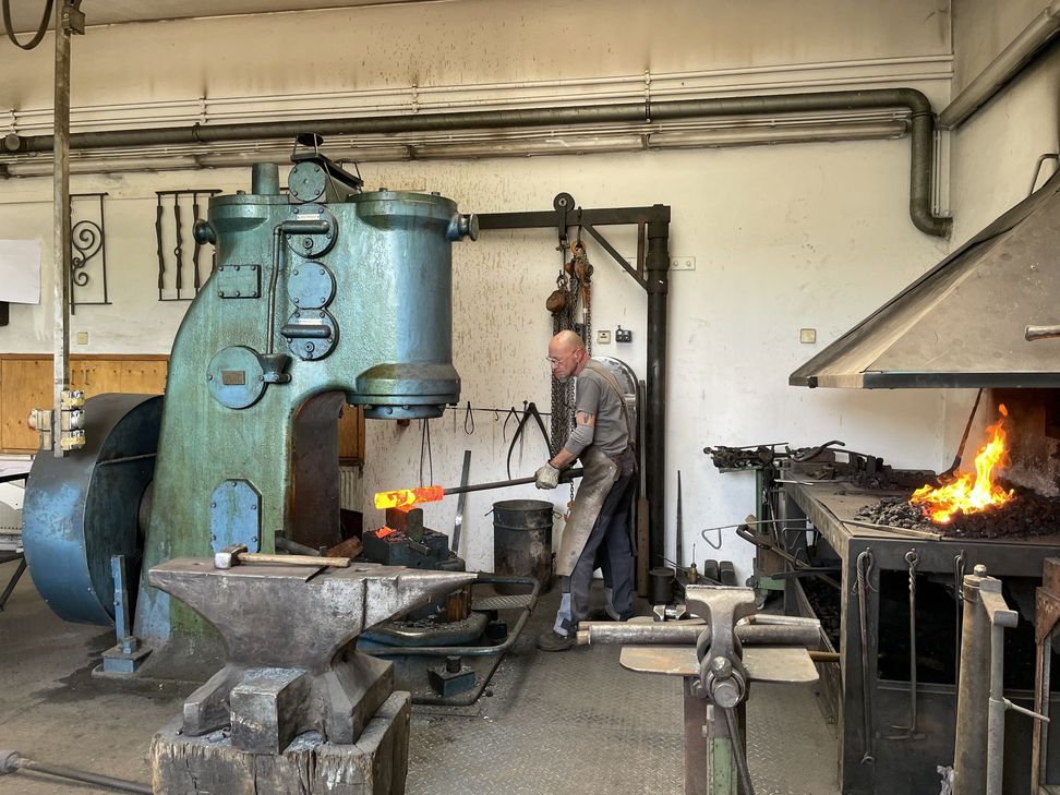 In der Kunstschmiede geht es heiß her.