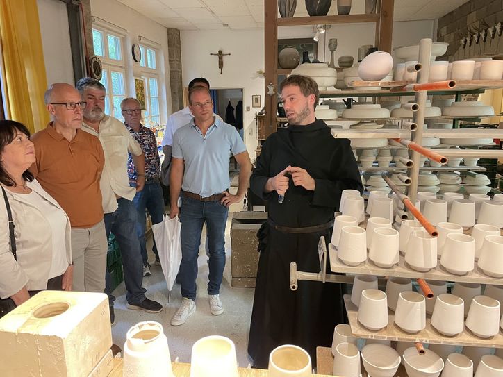 Bruder Stephan Oppermann OSB stellt die Keramikmanufaktur vor.