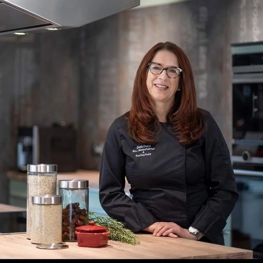 Sabine Göbel ist mit ihrer Manufaktur und Kochschule angetreten um zu zeigen, dass vegane Menüs von der Vorspeise bis zum Dessert purer Genuss und dazu noch eine Wohltat für unser Fastfood-geschädigtes Verdauungssystem sein können.