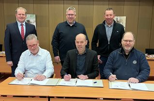 Von links: Jochen König (Geschäftsführer bkr mobility GmbH), Volker Boch (Landrat), Thorsten Müller (Verbandsdirektor SPNV-Nord) 
Hintere Reihe stehend von links nach rechts: Stephan Pauly (Geschäftsführer Verkehrsverbund Rhein-Mosel GmbH), Timo Bohr (Geschäftsführer bkr mobility GmbH und Bohr Omnibus GmbH) Frank Scherer (Geschäftsführer Scherer Reisen Omnibus GmbH).